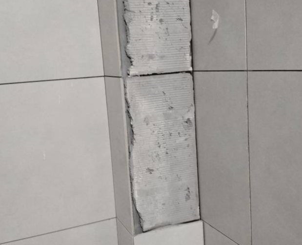 宁波市瓷砖空鼓维修公司分享下瓷砖施工前基层浇水润湿程度不足，可能导致以下问题